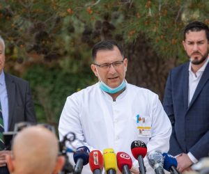 13.04.2020., OB Dubrovnik, Dubrovnik - Konferencija za medije stozera CZ. Imamo sest novih pozitivnih na koronavirus, to ocjenjujemo stabilnim stanjem, no imamo i dva proboja u dva doma za starije," izjavio je zupan Nikola Dobroslavic te zahvalio svim zurnim sluzbama. Istaknuo bih njihove korake po pitanju proboja u domove za starije. Dom za starije iz Ploca je posve zbrinut, korisnici i zaposlenici. Oni su nazalost svi pozitivni. Nekoliko pozitivnih koje smo utvrdili su takodjer zbrinuti u OB Dubrovnik. Vrsi se dnevni, jos cesci nadzor nad onima koji su negativni u ovom casu iz doma za starije u Dubrovniku," kazao je zupan dodavsi kako 'ne treba stigmatizirati ljude koje imaju koronavirus, jer to moze biti bilo tko od nas'.
Photo: Grgo Jelavic/PIXSELL