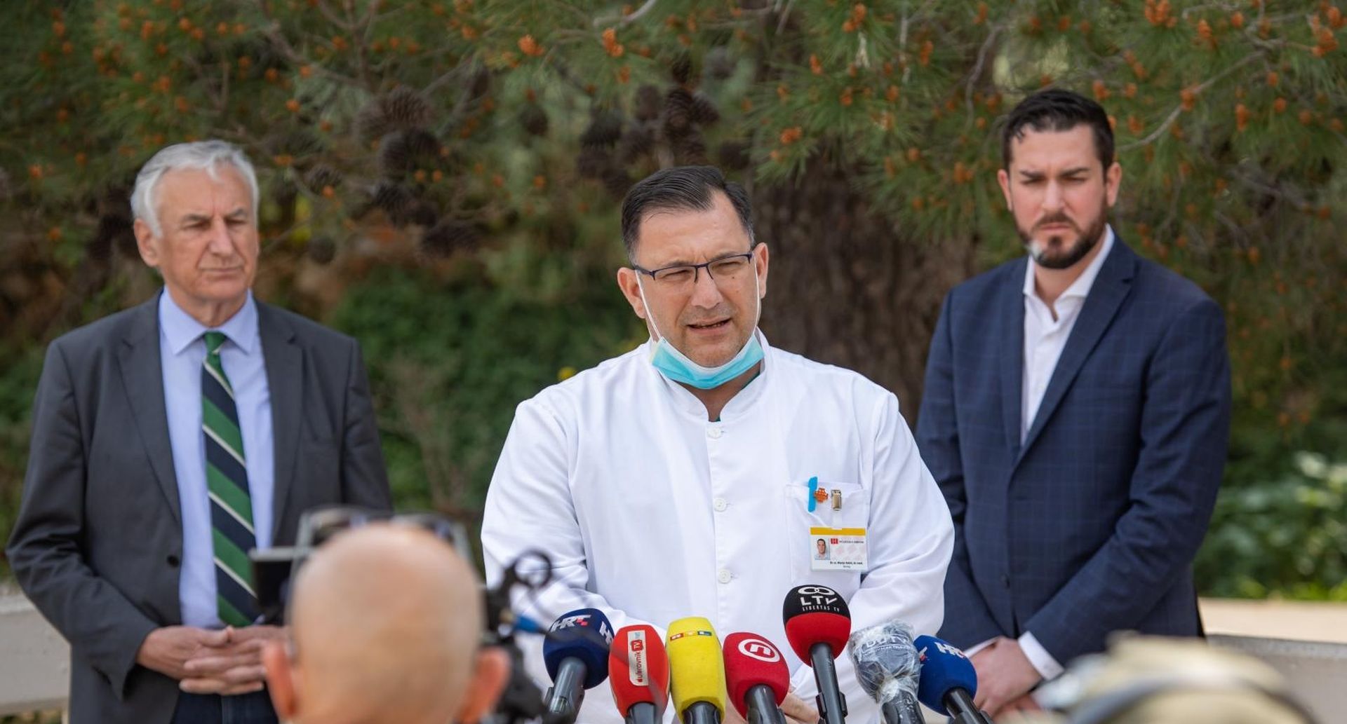 13.04.2020., OB Dubrovnik, Dubrovnik - Konferencija za medije stozera CZ. Imamo sest novih pozitivnih na koronavirus, to ocjenjujemo stabilnim stanjem, no imamo i dva proboja u dva doma za starije," izjavio je zupan Nikola Dobroslavic te zahvalio svim zurnim sluzbama. Istaknuo bih njihove korake po pitanju proboja u domove za starije. Dom za starije iz Ploca je posve zbrinut, korisnici i zaposlenici. Oni su nazalost svi pozitivni. Nekoliko pozitivnih koje smo utvrdili su takodjer zbrinuti u OB Dubrovnik. Vrsi se dnevni, jos cesci nadzor nad onima koji su negativni u ovom casu iz doma za starije u Dubrovniku," kazao je zupan dodavsi kako 'ne treba stigmatizirati ljude koje imaju koronavirus, jer to moze biti bilo tko od nas'.
Photo: Grgo Jelavic/PIXSELL