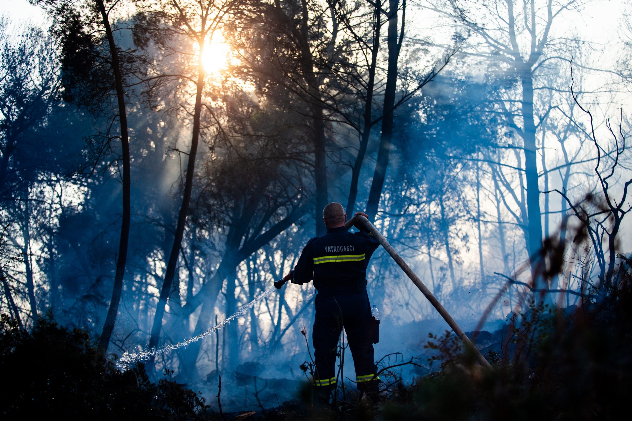 13.09.2020., Otok Ciovo - Vatrogasci gase pozar koji je u popodnevnim satima buknuo pored kuca na otoku Ciovu.
Photo: Milan Sabic/PIXSELL