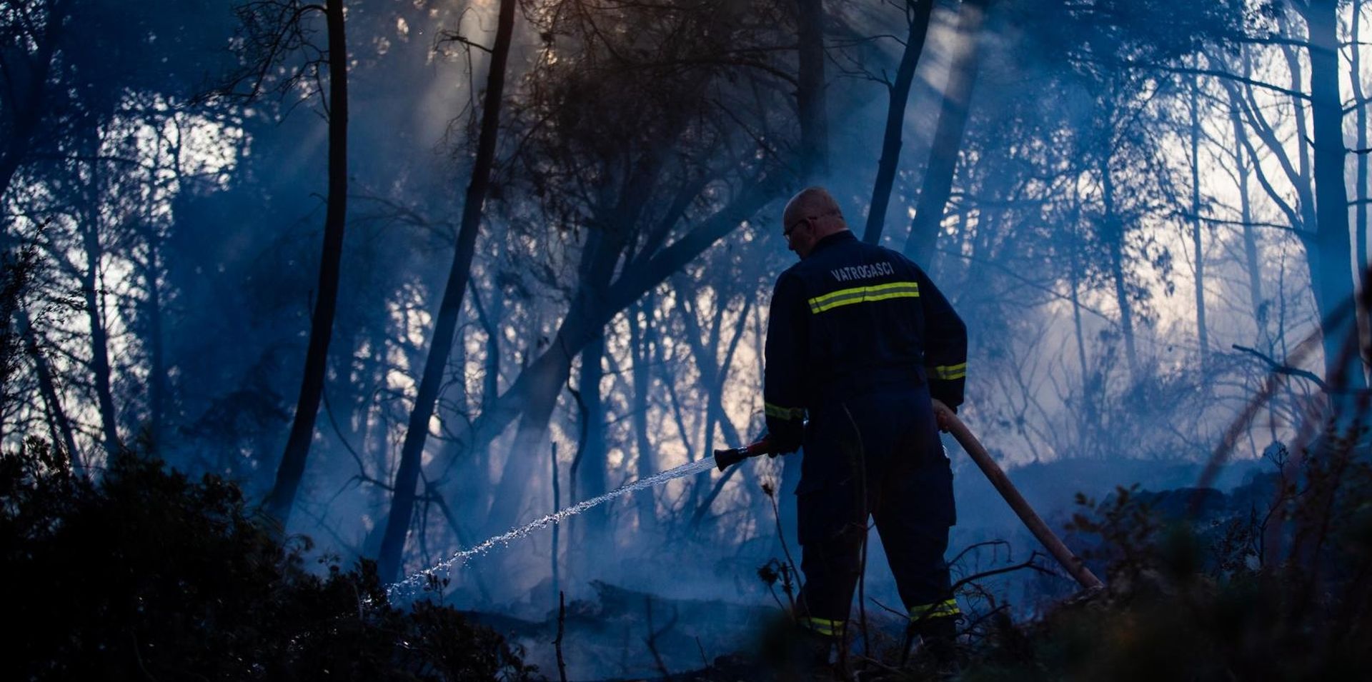 13.09.2020., Otok Ciovo - Vatrogasci gase pozar koji je u popodnevnim satima buknuo pored kuca na otoku Ciovu.
Photo: Milan Sabic/PIXSELL