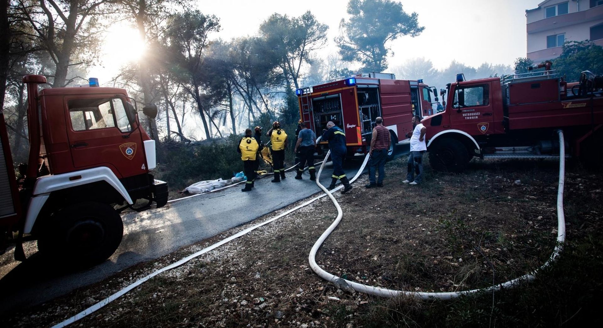 13.09.2020., Otok Ciovo - Vatrogasci gase pozar koji je u popodnevnim satima buknuo pored kuca na otoku Ciovu.
Photo: Milan Sabic/PIXSELL