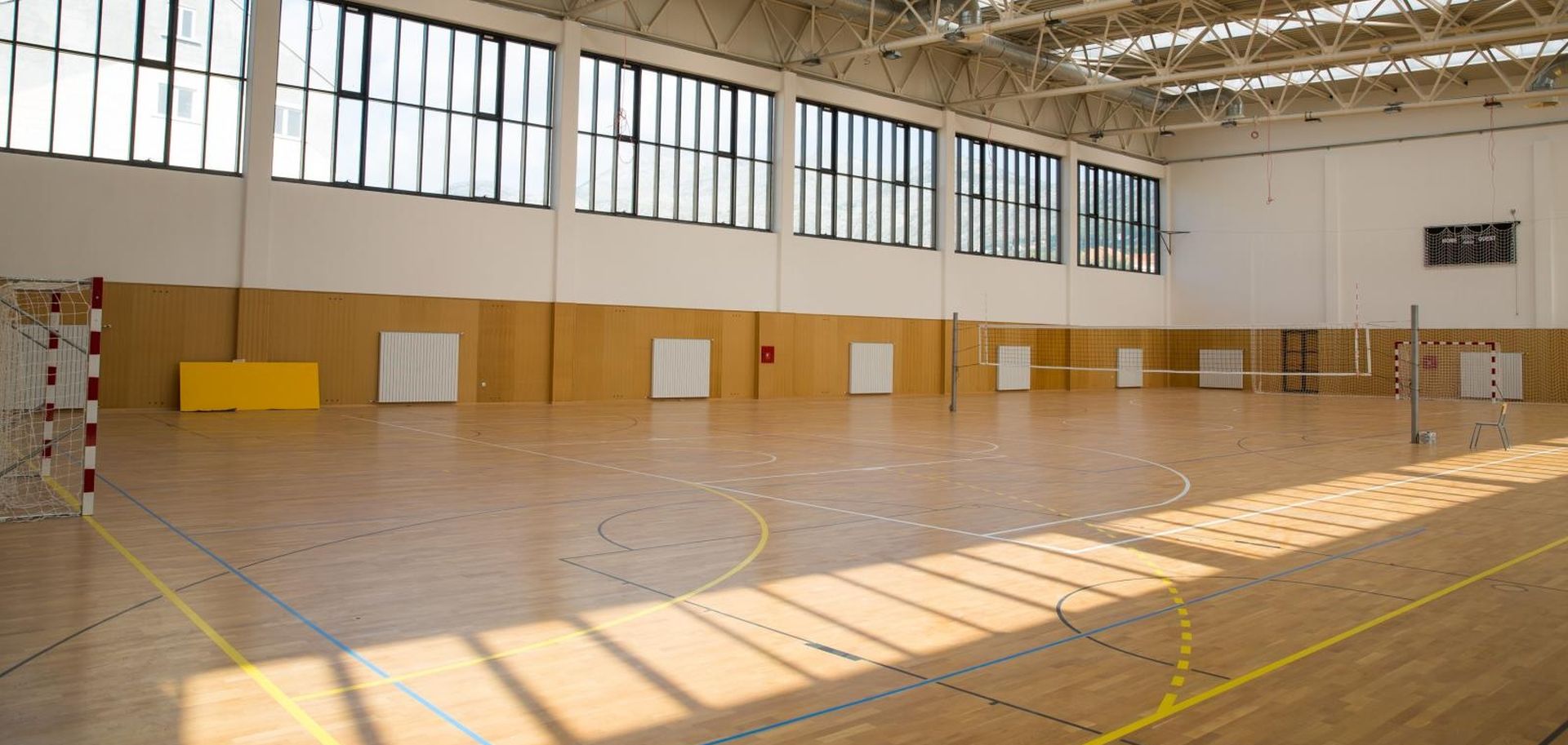 14.10.2013., Kupari, Dubrovnik - Sportska i skolska dvorana u Zupi dubrovackoj vec dvije godine ceka zavrsetak radova. Zbog poreznog duga drzavi GP Feniks iz Slavonskog Broda po Zakonu o javnoj nabavi ne moze odraditi preostale radove. Ostalo je dvadesetak dana radova na uredjenju okolisa i prostorija, novce za to Opcina Zupa dubrovacka ima, a dok se ne odradi preostali posao dvorana ne moze ishoditi uporabnu dozvolu pa stoga se jos ne smije koristiti. Zbog spora gradjevinske tvrtke s drzavom najvise pate ucenici Osnovne skole Zupa dubrovacka koji ne mogu imati nastavu tjelesnog u novoj dvorani pa moraju pjesaciti dvjesto metara do stare skole gdje se nalazi mala neadekvatna dvorana. 
Photo: Grgo Jelavic/PIXSELL