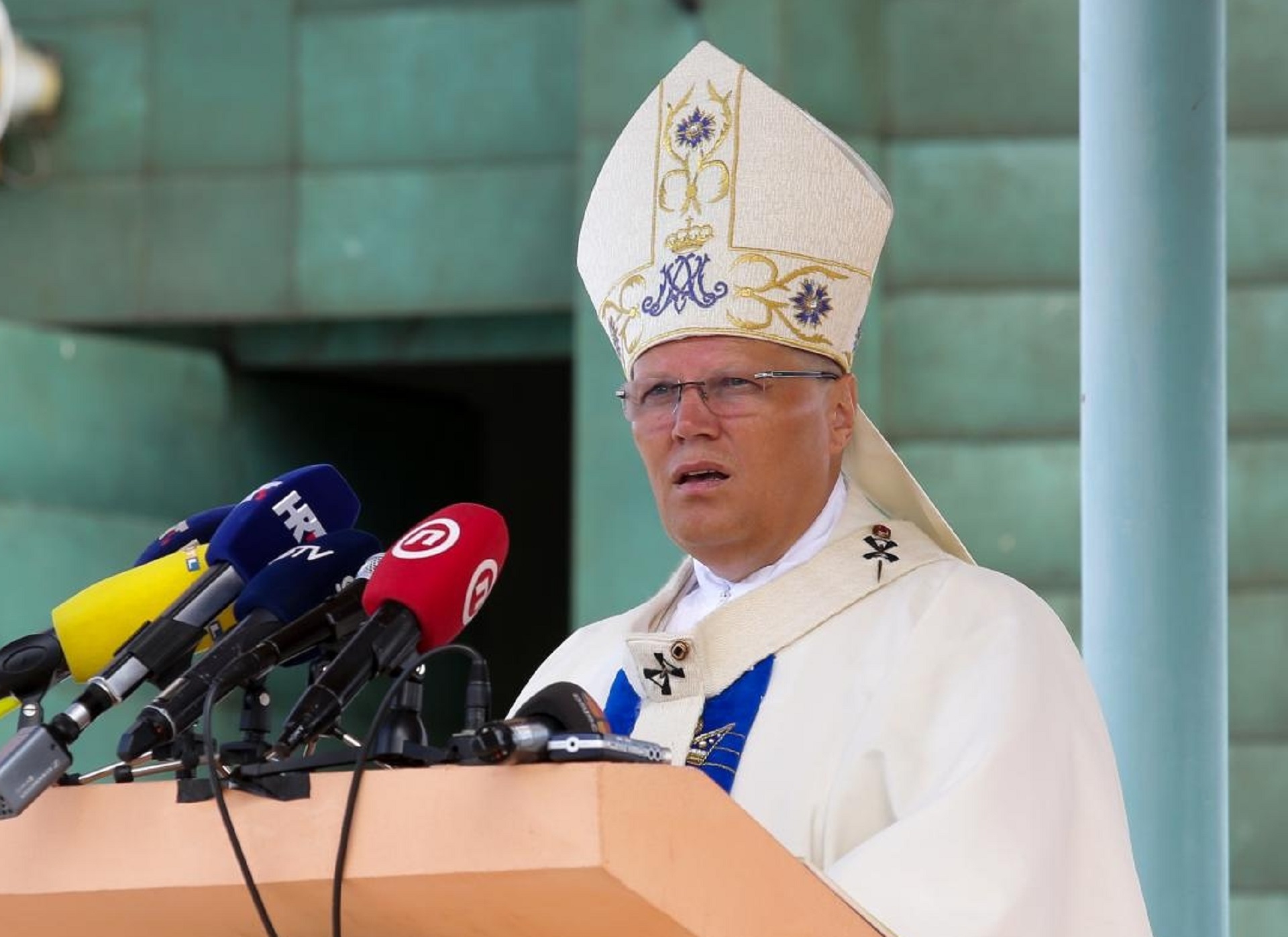 15.08.2020., Aljmas - Svetiste Gospe od Utocista na blagdan Velike Gospe posjetio je nesto manji broj vjernika nego proslih godina. Sredisnju misu predvodio je monsinjor Duro Hranic, nadbiskup dakovacko-srijemski. Photo: Dubravka Petric/PIXSELL