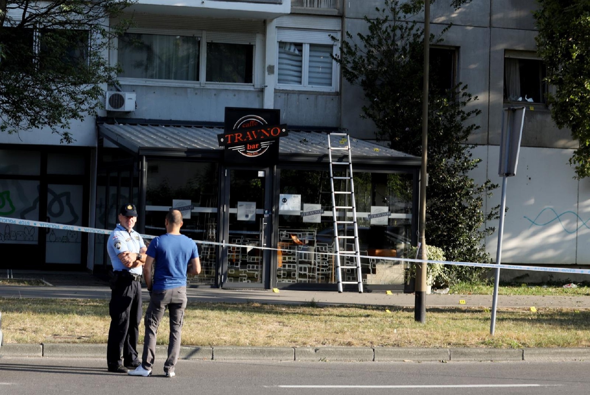 15.09.2020.,Zagreb - Eksplozija pored ugostiteljskog objekta  u Novom Zagrebu, u ulici Bozidara Magovca, u naselju Travno. 
Nema ozlijedjenih osoba. Ostecen je ugostiteljski objekt i obliznja dva prozora stana. U tijeku je ocevid 
Photo: Borna Filic/PIXSELL