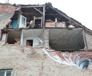 17.06.2020., Zagreb - Kuca koja polako postaje simbol potresa u Zagrebu nalazi se na uglu Djordiceve i Petrinjske ulice. Koliko je ustvari opasna i da li je dovoljno ogradjena i sigurna, kao da se pitaju mnogobrojni prolaznici koji hodajuci pored zgrade barem na trenutak zastanu i zamisljeno pogledaju u rusevinu. Nakon kobnog potresa ova zgrada jos uvijek nije sanirana a mnoge cigle, grede i sve ostale osobne stavri iz kucanstva prijete da ce pasti a rubni zid se sve vise odvaja od procelja zgrade. Photo: Sanjin Strukic/PIXSELL