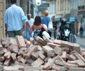 17.08.2020., Zagreb - Velika kolicina cigle razbacana na nogostupu u Ilici onemogucava nesmetan prolaz pjesacima koji je moraju zaobilaziti. Photo: Sanjin Strukic/PIXSELL