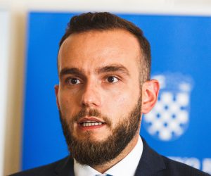 17.09.2020., Zadar - Ministar rada, mirovinskog sustava, obitelji i socijanle politike Josip Aladrovic prisustvovao je svecanom urucivanju ugovora bespovratnih sredstava u okviru poziva "Sirenje mreze socijalnih usluga u zajednici".   Josip Aladrovic   Photo: Marko Dimic/PIXSELL