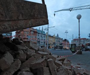 18.05.2020., Zagreb - Trg bana Josipa Jelacica. Velika kolicina cigle i sute te velika zeljezna konstrukcija ostavljena na glavnom gradskom trgu. Photo: Sanjin Strukic/PIXSELL