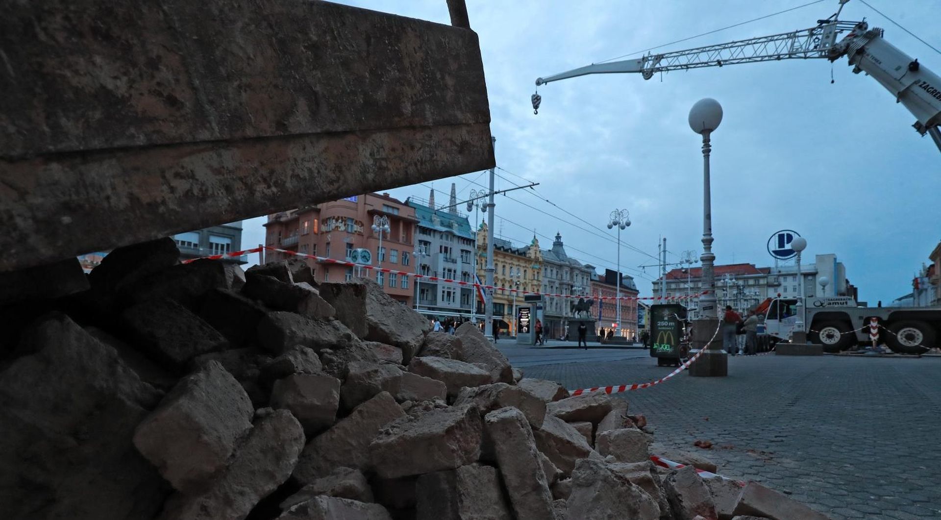 18.05.2020., Zagreb - Trg bana Josipa Jelacica. Velika kolicina cigle i sute te velika zeljezna konstrukcija ostavljena na glavnom gradskom trgu. Photo: Sanjin Strukic/PIXSELL