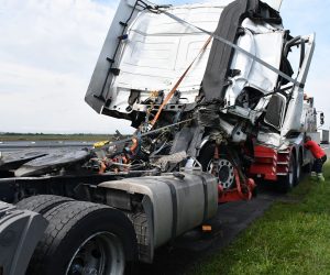 18.08.2020., Slavonski Brod - Teska prometna nesreca na autocesti A3 kod Slavonskog Broda. Na sjevernom traku autoceste A3 sudarila su se dva kamiona iste prevoznicke tvrtke iz Turske. Nesluzbeno, vozac kamiona koji je u punoj brzini udario u prikolicu kamiona ispred sebe teze je ozlijedjen i pruzena mu je lijecnicka pomoc.
Photo: Ivica Galovic/PIXSELL