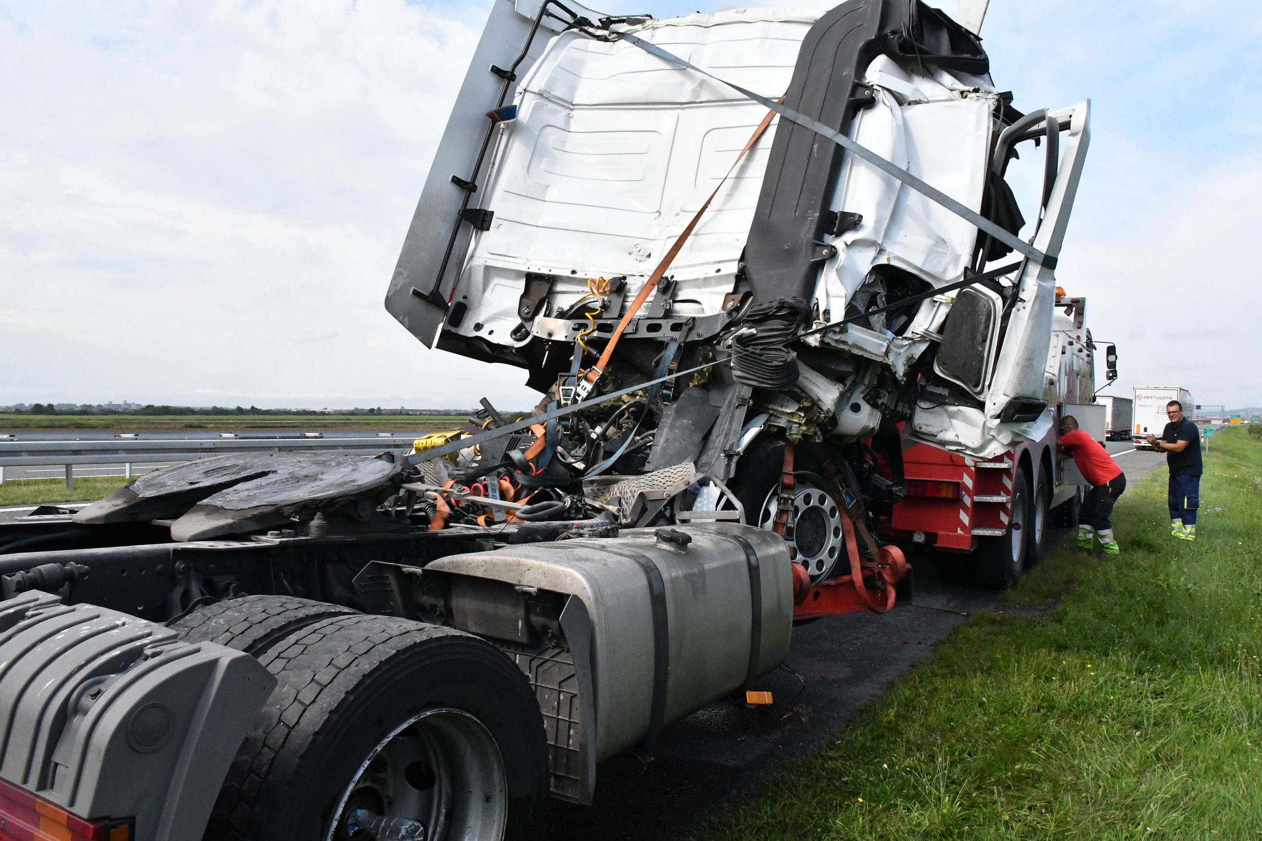 18.08.2020., Slavonski Brod - Teska prometna nesreca na autocesti A3 kod Slavonskog Broda. Na sjevernom traku autoceste A3 sudarila su se dva kamiona iste prevoznicke tvrtke iz Turske. Nesluzbeno, vozac kamiona koji je u punoj brzini udario u prikolicu kamiona ispred sebe teze je ozlijedjen i pruzena mu je lijecnicka pomoc.
Photo: Ivica Galovic/PIXSELL