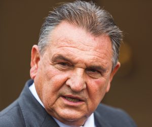18.09.2020., Gospic - Izjave sudionika nakon zavrsetka 8. sastanka Vlade sa zupanima, predstavnicima Udruge gradova i Udruge opcina na kojem je tema bila reforma lokalne samouprave, koristenje europskih fondova te gosopodarski oporavak. Zupan Radimir Cacic. Photo: Marko Dimic/PIXSELL