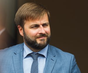 18.09.2020., Gospic - Izjave sudionika nakon zavrsetka 8. sastanka Vlade sa zupanima, predstavnicima Udruge gradova i Udruge opcina na kojem je tema bila reforma lokalne samouprave, koristenje europskih fondova te gosopodarski oporavak. Ministar Tomislav Coric. Photo: Marko Dimic/PIXSELL