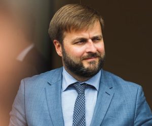 18.09.2020., Gospic - Izjave sudionika nakon zavrsetka 8. sastanka Vlade sa zupanima, predstavnicima Udruge gradova i Udruge opcina na kojem je tema bila reforma lokalne samouprave, koristenje europskih fondova te gosopodarski oporavak. Ministar Tomislav Coric. Photo: Marko Dimic/PIXSELL