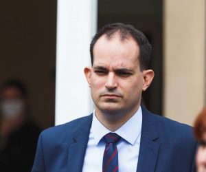 18.09.2020., Gospic - Izjave sudionika nakon zavrsetka 8. sastanka Vlade sa zupanima, predstavnicima Udruge gradova i Udruge opcina na kojem je tema bila reforma lokalne samouprave, koristenje europskih fondova te gosopodarski oporavak. Ministar Ivan Malenica. Photo: Marko Dimic/PIXSELL