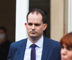 18.09.2020., Gospic - Izjave sudionika nakon zavrsetka 8. sastanka Vlade sa zupanima, predstavnicima Udruge gradova i Udruge opcina na kojem je tema bila reforma lokalne samouprave, koristenje europskih fondova te gosopodarski oporavak. Ministar Ivan Malenica. Photo: Marko Dimic/PIXSELL