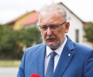 18.09.2020., Gospic - Izjave sudionika nakon zavrsetka 8. sastanka Vlade sa zupanima, predstavnicima Udruge gradova i Udruge opcina na kojem je tema bila reforma lokalne samouprave, koristenje europskih fondova te gosopodarski oporavak.  Minisatr unutarnjih poslova Davor Bozinovic. Photo: Marko Dimic/PIXSELL
