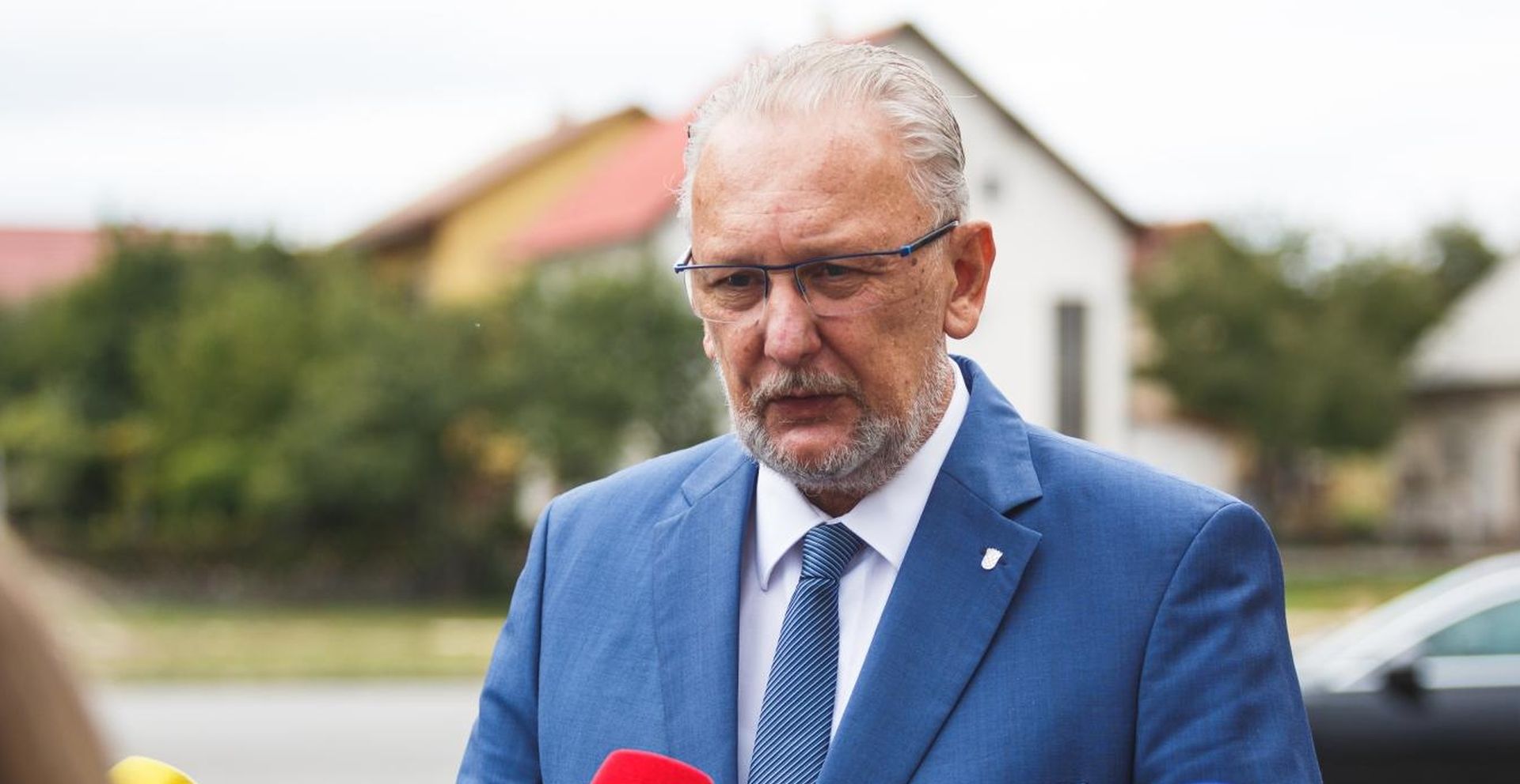 18.09.2020., Gospic - Izjave sudionika nakon zavrsetka 8. sastanka Vlade sa zupanima, predstavnicima Udruge gradova i Udruge opcina na kojem je tema bila reforma lokalne samouprave, koristenje europskih fondova te gosopodarski oporavak.  Minisatr unutarnjih poslova Davor Bozinovic. Photo: Marko Dimic/PIXSELL
