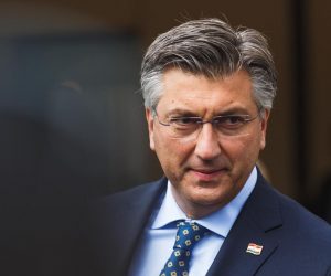 18.09.2020., Gospic - Izjave sudionika nakon zavrsetka 8. sastanka Vlade sa zupanima, predstavnicima Udruge gradova i Udruge opcina na kojem je tema bila reforma lokalne samouprave, koristenje europskih fondova te gosopodarski oporavak. Premijer Andrej Plenkovic. Photo: Marko Dimic/PIXSELL
