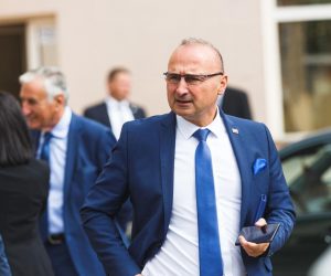18.09.2020., Gospic - Izjave sudionika nakon zavrsetka 8. sastanka Vlade sa zupanima, predstavnicima Udruge gradova i Udruge opcina na kojem je tema bila reforma lokalne samouprave, koristenje europskih fondova te gosopodarski oporavak. Gordan Grlic Radman. Photo: Marko Dimic/PIXSELL