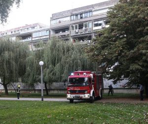 18.09.2020., Zagreb - Policijski ocevid u ulici Vladimira Ruzdjaka u naselju Savica, gdje je navodno doslo do ubojstva i samoubojstva.
Vatrogasci su asistirali policiji i mrtvozornicima da iznesu dva tijela. Photo: Zeljko Lukunic/PIXSELL