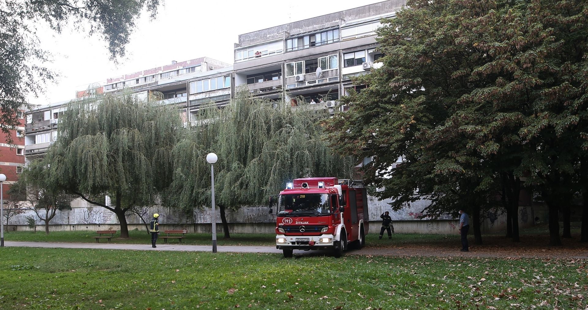 18.09.2020., Zagreb - Policijski ocevid u ulici Vladimira Ruzdjaka u naselju Savica, gdje je navodno doslo do ubojstva i samoubojstva.
Vatrogasci su asistirali policiji i mrtvozornicima da iznesu dva tijela. Photo: Zeljko Lukunic/PIXSELL