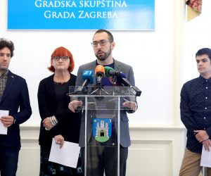 19.11.2019., Zagreb - U Gradskoj vijecnici odrzana je konferencija za medije Lijevog bloka. 


Tomislav Tomasevic, Rada Boric, Svibor Jancic, Zlatko Nikolic
Photo: Patrik Macek/PIXSELL
