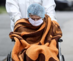 PRILIKOM OBJAVE FOTOGRAFIJA ZASTITITI IDENTITET OSOBA (ZAMUTITI LICE)  20.04.2020., Sarajevo, Bosna i Hercegovina - Korisnica Gerontoloskog centra u Sarajevu pozitivna je na Covid-19 virus i prevezena je u sarajevsku Opcu bolnicu. Photo: Armin Durgut/PIXSELL