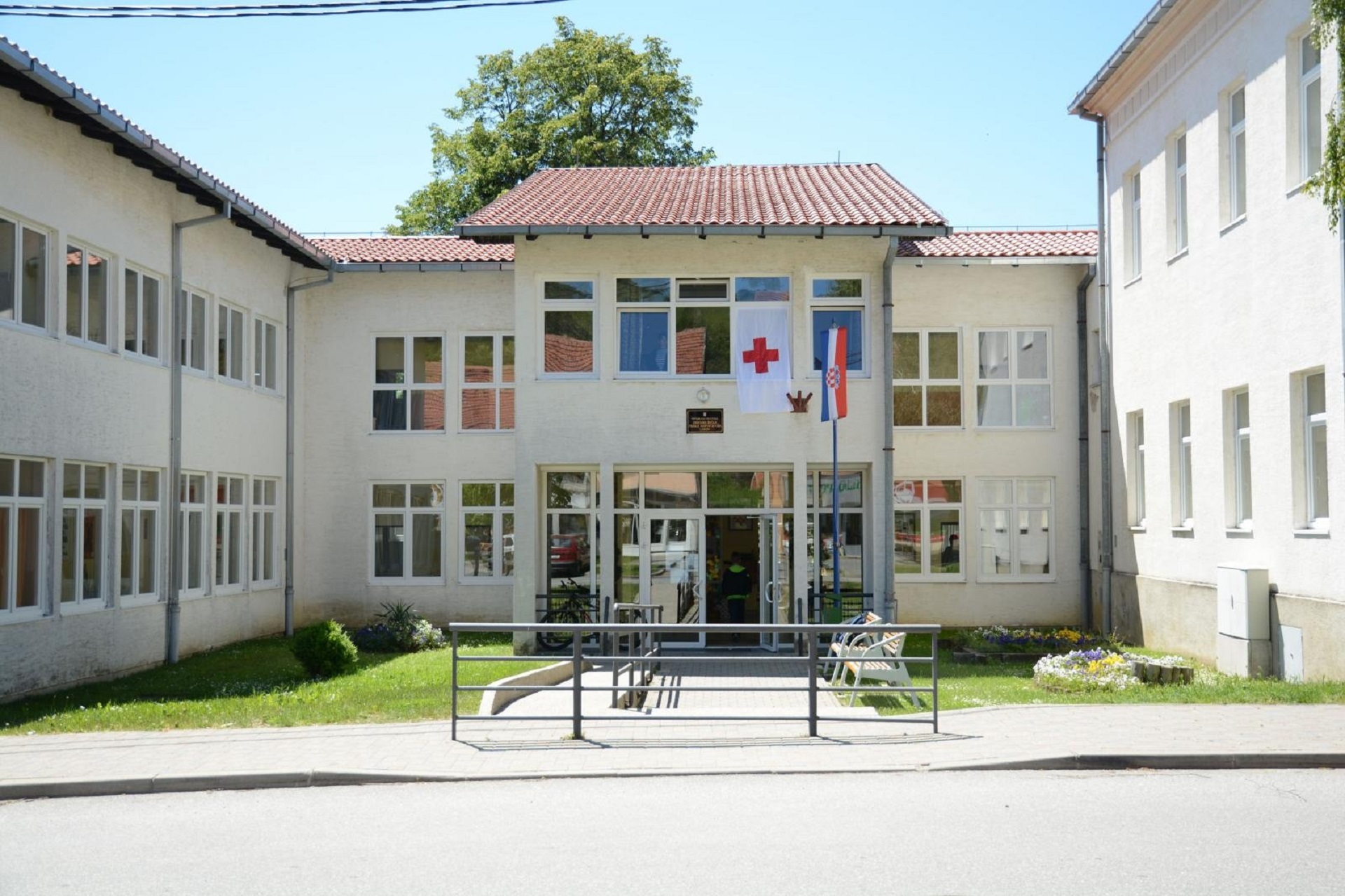 20.05.2014., Lobor - Radnici rade na obnovi sportske dvorane osnovne skole u Loboru. Photo: Matija Topolovec/PIXSSELL