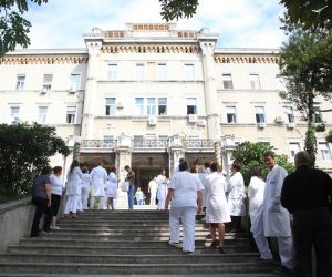 20.09.2013., Rijeka - Petminutni prekid rada lijecnika i izlazak ispred glavne zgrade KBC-a Rijeka.
Photo: Nel Pavletic/PIXSELL