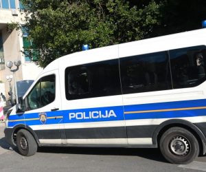 20.09.2016., Split - Na Zupanijskom sudu zapocelo je sudjenje Draganu Vasiljkovicu, optuzenom za zlocine pocinjene sredinom 1991. u zatvoru na kninskoj tvrdjavi te u veljaci 1993. u Bruskoj kod Benkovca. Dolazak policijskih vozila na Zupanijski sud.
Photo: Miranda Cikotic/PIXSELL