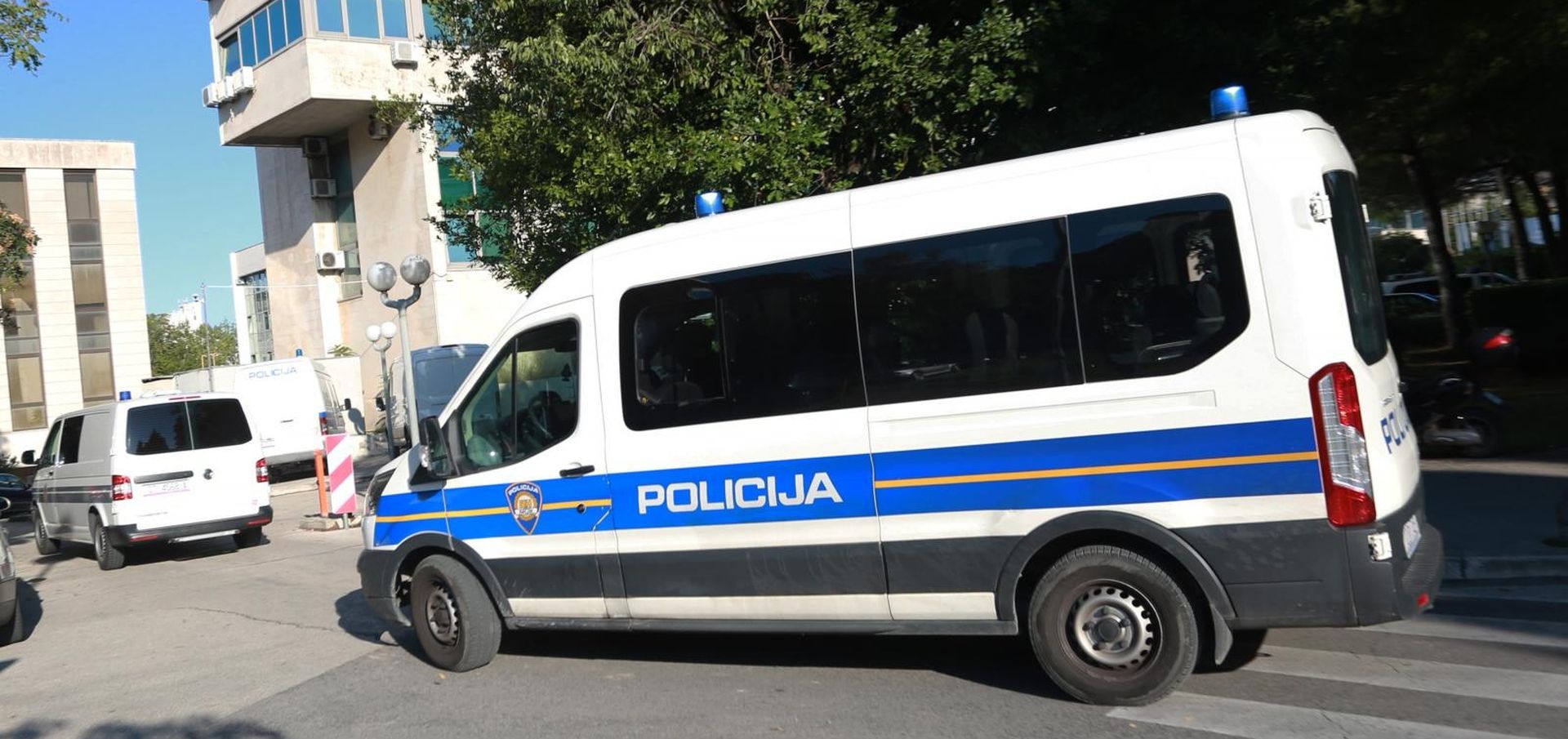 20.09.2016., Split - Na Zupanijskom sudu zapocelo je sudjenje Draganu Vasiljkovicu, optuzenom za zlocine pocinjene sredinom 1991. u zatvoru na kninskoj tvrdjavi te u veljaci 1993. u Bruskoj kod Benkovca. Dolazak policijskih vozila na Zupanijski sud.
Photo: Miranda Cikotic/PIXSELL