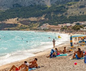 19.09.2020., Baska - Na gradskoj plazi u Baskoj turisti i domaci jos uvijek uzivaju u moru koje je i dalje toplo te ugodno za kupanje.
Photo: Srecko Niketic/PIXSELL