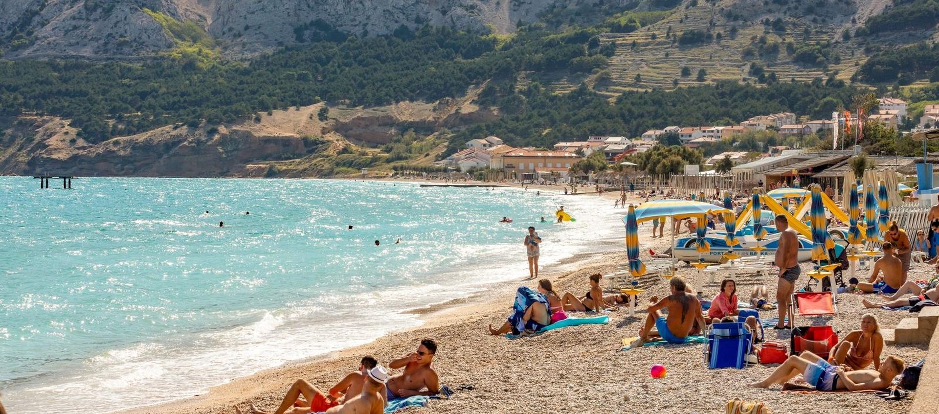 19.09.2020., Baska - Na gradskoj plazi u Baskoj turisti i domaci jos uvijek uzivaju u moru koje je i dalje toplo te ugodno za kupanje.
Photo: Srecko Niketic/PIXSELL