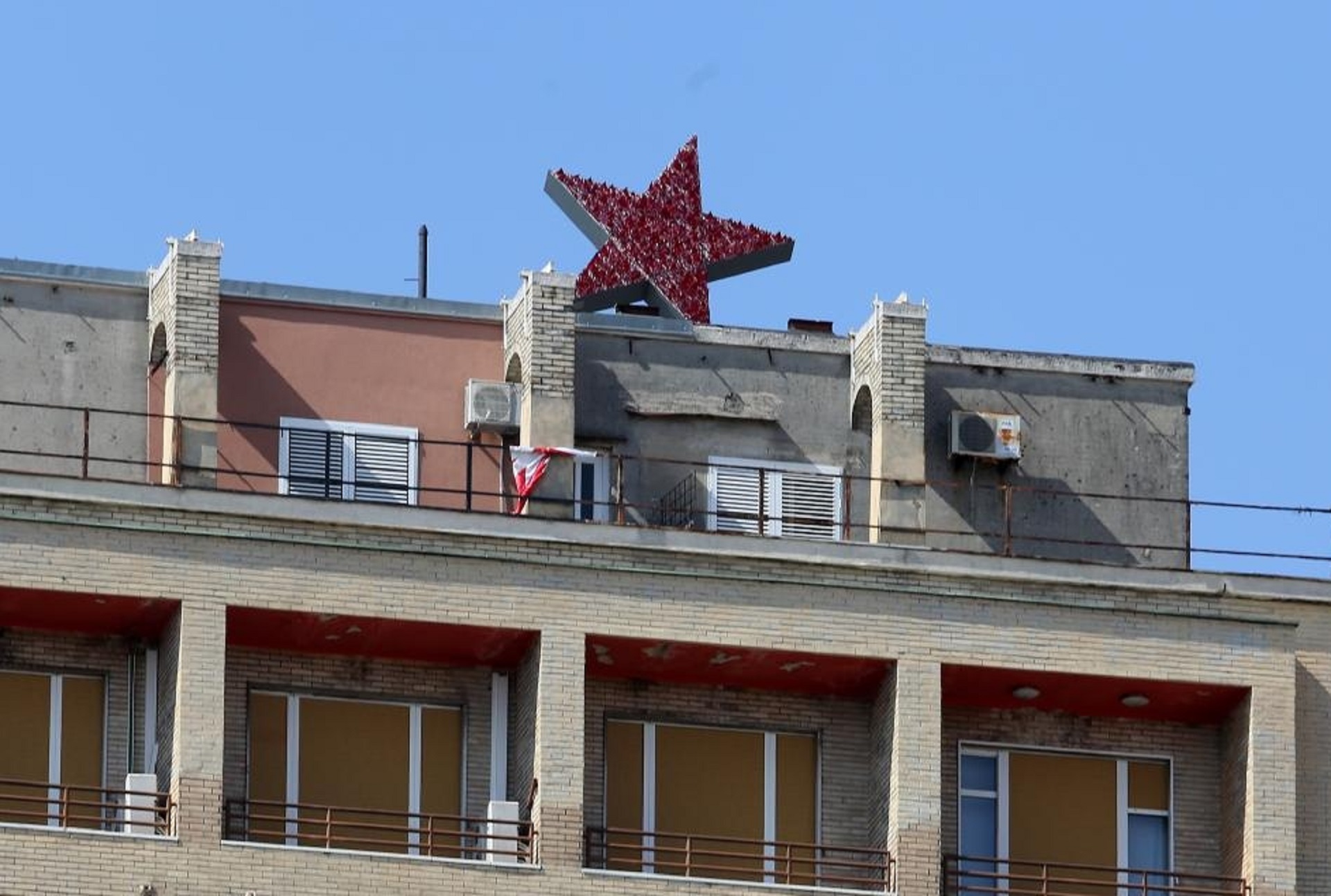 20.09.2020., Rijeka - Rijecki umjetnik Nemanja Cvijanovic postavio je umjetnicku instalaciju "Spomenik crvenoj Rijeci - samoobrambeni spomenik", zvijezdu petokraku, na Rijecki neboder u sklopu programa Rijeka 2020 Europska prijestolnica kulture. . 
Photo:Goran Kovacic/PIXSELL
