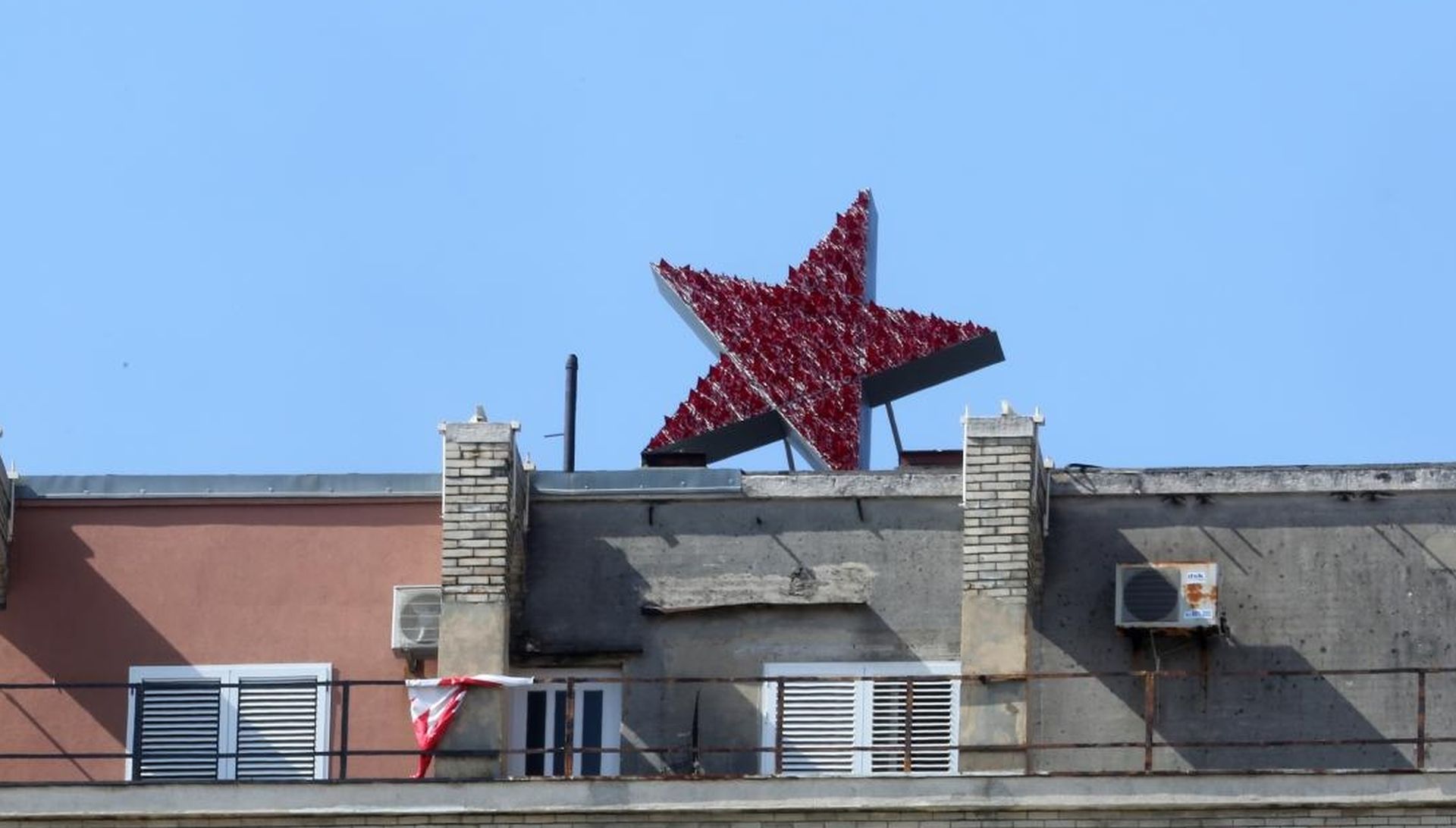 20.09.2020., Rijeka - Rijecki umjetnik Nemanja Cvijanovic postavio je umjetnicku instalaciju "Spomenik crvenoj Rijeci - samoobrambeni spomenik", zvijezdu petokraku, na Rijecki neboder u sklopu programa Rijeka 2020 Europska prijestolnica kulture. . 
Photo:Goran Kovacic/PIXSELL