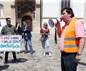 21.05.2020., Zagreb - Dok je Vlada zasjedala u NSK na Markovom trgu prosvjedovali su povremeni prijevoznici iz cijele Hrvatske, ugostitelji, turisticki djelatnici i poduzetnici koji se bave eventima. Zbog ogranicenja javnih opkupljanja, prosvjednici su cekali na Trgu bana Jelacica i na Markov trg dolazili u grupama od najvise 40 ljudi.
Photo: Dalibor Urukalovic/PIXSELL