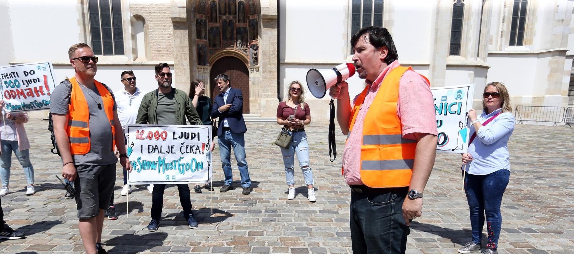 21.05.2020., Zagreb - Dok je Vlada zasjedala u NSK na Markovom trgu prosvjedovali su povremeni prijevoznici iz cijele Hrvatske, ugostitelji, turisticki djelatnici i poduzetnici koji se bave eventima. Zbog ogranicenja javnih opkupljanja, prosvjednici su cekali na Trgu bana Jelacica i na Markov trg dolazili u grupama od najvise 40 ljudi.
Photo: Dalibor Urukalovic/PIXSELL