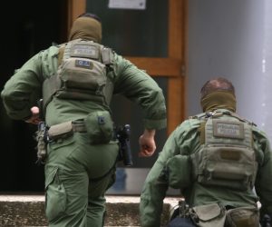 21.06.2020., Zagreb - Jedan od stanara stambene zgrade u naselju Sopot s nozem u ruci vikao s balkona. Nakon policije u zgradu je stigla i specijalna policija. Photo: Marin Tironi/PIXSELL
