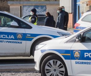 22.3.2020., Grobnik - U hangaru na Kikovici osiguran prijem i popis svih osoba koje dolaze iz Zagreba, a koje zbog u potresu ostecenih stanova dolaze u svoje vikendice ili druge objekte u PGZ. Osobe moraju dati svoje podatke i podatke o adresi gdje namjeravaju boraviti. Osobama ce se izreci mjera samoizolacije u trajanju od 14 dana i ne smiju u tom periodu napustati objekt. Njima se izdaje rjesenje s kojim moze na otoke ili drugu lokaciju na Kvarneru ili Gorskom kotaru. Photo: Nel Pavletic/PIXSELL