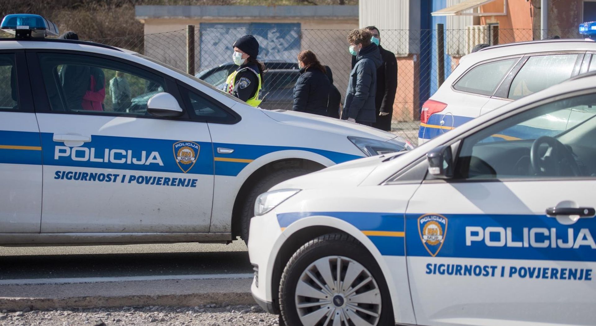 22.3.2020., Grobnik - U hangaru na Kikovici osiguran prijem i popis svih osoba koje dolaze iz Zagreba, a koje zbog u potresu ostecenih stanova dolaze u svoje vikendice ili druge objekte u PGZ. Osobe moraju dati svoje podatke i podatke o adresi gdje namjeravaju boraviti. Osobama ce se izreci mjera samoizolacije u trajanju od 14 dana i ne smiju u tom periodu napustati objekt. Njima se izdaje rjesenje s kojim moze na otoke ili drugu lokaciju na Kvarneru ili Gorskom kotaru. Photo: Nel Pavletic/PIXSELL