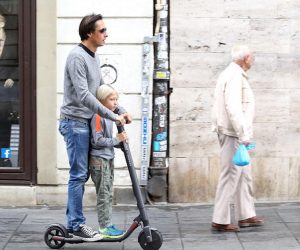 23.09.2019., Zagreb -  Elektricni romobili postali su u Zagrebu vrlo popularno prijevozno sredstvo i centar grada ih je pun. U guzvi se je tesko oteti dojmu da je njihova brzina prevelika za plocnike i pjesacke zone.
Photo: Patrik Macek/PIXSELL