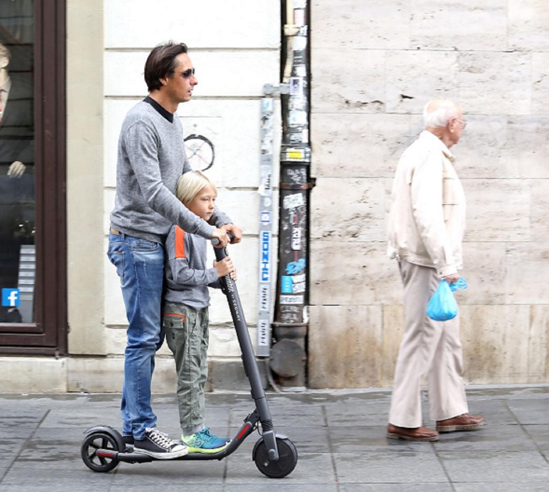 23.09.2019., Zagreb -  Elektricni romobili postali su u Zagrebu vrlo popularno prijevozno sredstvo i centar grada ih je pun. U guzvi se je tesko oteti dojmu da je njihova brzina prevelika za plocnike i pjesacke zone.
Photo: Patrik Macek/PIXSELL