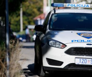 23.10.2019., Sinj - U Ulici Stjepana Radica 72-godisnji muskarac se zatvorio u kucu i prijeti da ce izazvati eksploziju. Policija je osigurala mjesto dogadjaja, a na terenu je i pregovarac. Photo: Milan Sabic/PIXSELL