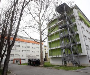 24.03.2020., Zagreb - Predsjednik Vlade Andrej Plenkovic posjetio je Zagrepcane koji su privremeno smjesteni u Studentski dom Cvjetno naselje radi ostecenjima na domovima nakon potresa u Zagrebu. Zgrada Studentski dom Cvjetno naselje.

Damir Sencar/HINA/POOL/PIXSELL