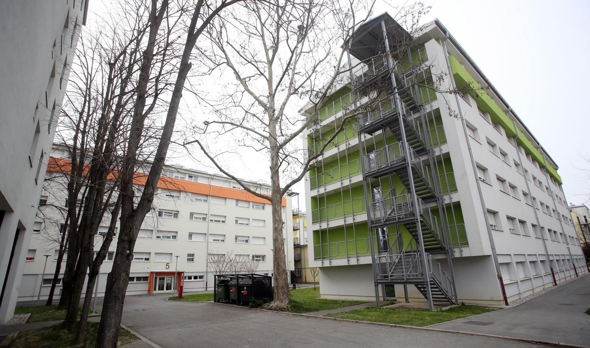 24.03.2020., Zagreb - Predsjednik Vlade Andrej Plenkovic posjetio je Zagrepcane koji su privremeno smjesteni u Studentski dom Cvjetno naselje radi ostecenjima na domovima nakon potresa u Zagrebu. Zgrada Studentski dom Cvjetno naselje.

Damir Sencar/HINA/POOL/PIXSELL