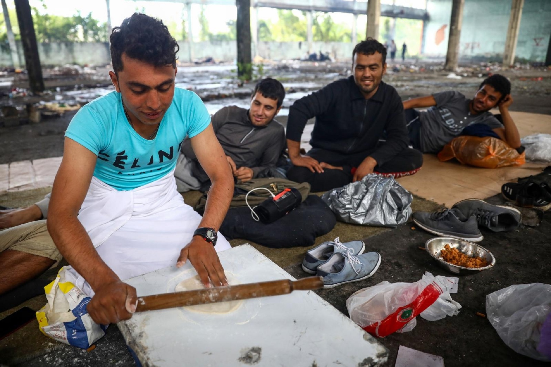 23.09.2020., Bihac, Bosna i Hercegovina - Veliki broj migranata nalazi se na ulicama Bihaca. Najvise ih je medju rusevinama bivse tvornice Krajina-metal udaljene svega nekoliko kilometara od centra grada. Migranti kazu kako ih Bihacka policija svakodnevno maltretira, dolaze do njih, tuku ih i otimaju novac i telefone.
Photo: Armin Durgut/PIXSELL