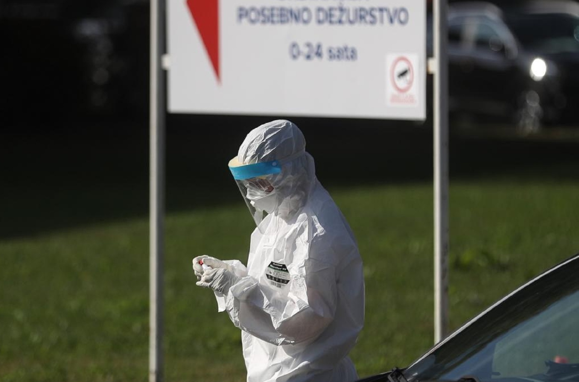 24.09.2020., Zagreb - Zdrastveni djelatnici uzimaju uzorke za testiranje na COVID 19 u posebno izdvojenoj lokaciji dezurstva DZZ-Centar COVID-19 Ambulanti u Sigetu.
Photo: Zeljko Lukunic/PIXSELL