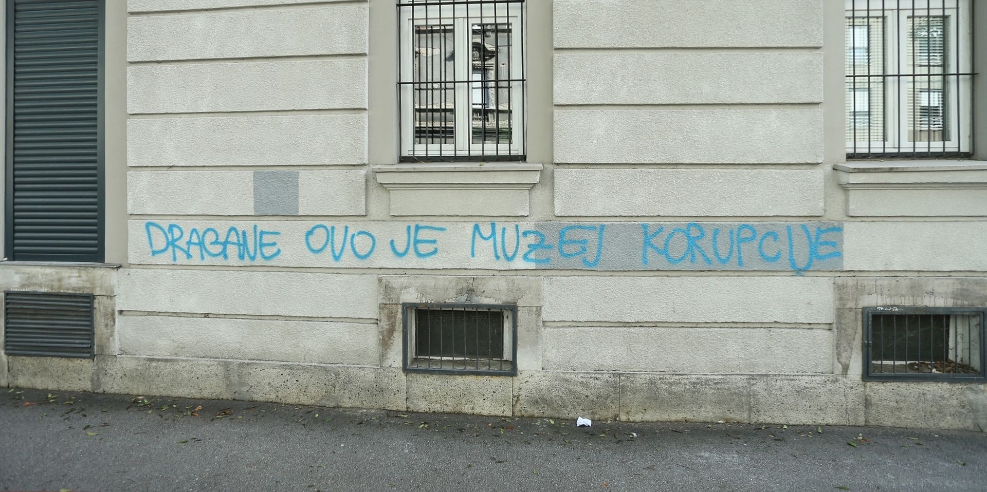 25.09.2020., Slovenska ulica, Zagreb - Na procelju zgrade u Slovenskoj ulici osvanuo je grafit "Dragane ovo je muzej korupcije". Photo: Marko Prpic/PIXSELL
