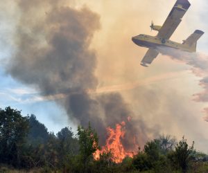 26.08.2020., Vodice - Veliki pozar u okolici Vodica uz kopnene snage gase Air-tractori i kanaderi. Cesta je zatvorena za sav promet.
Photo: Hrvoje Jelavic/PIXSELL